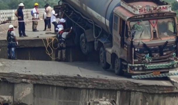 મુખ્યમંત્રીના આદેશ બાદ સવારથી ટીમ ટેન્કર હટાવવા માટે કામે લાગી 