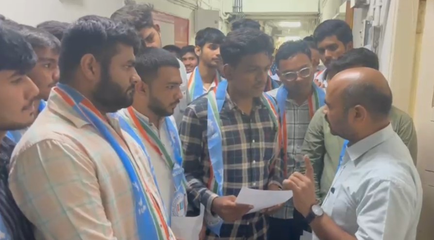 પ્રથમ વર્ષના વિદ્યાર્થીઓના પીઆરએન નંબર જનરેટ કરવામાં ના આવતા એનેસયુઆઈ સંગઠન દ્વારા હેડ ઓફિસ ખાતે વિરોધ