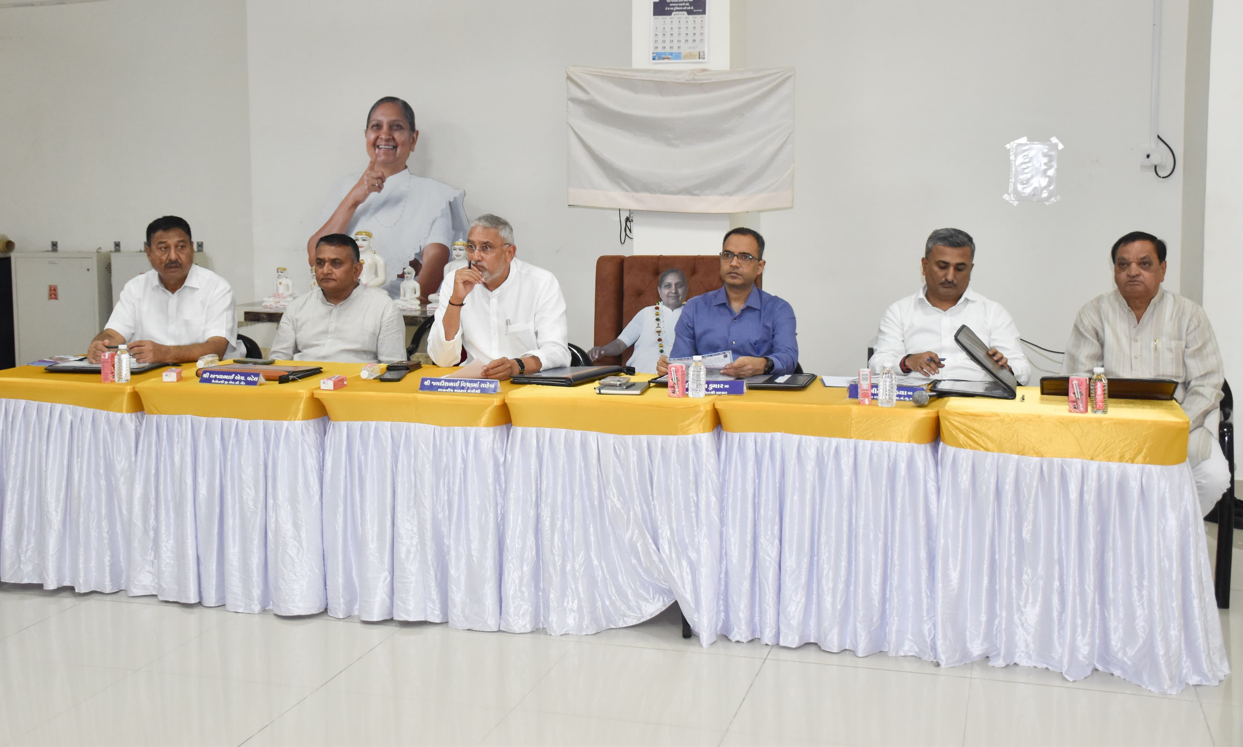 સહકાર મંત્રી જગદીશ વિશ્વકર્માના અધ્યક્ષ સ્થાને સહકારથી સમૃદ્ધિ સમીક્ષા બેઠક યોજાઈ