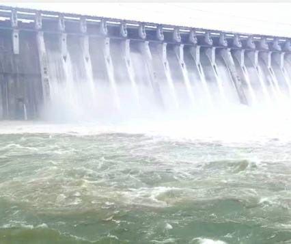 સરદાર સરોવર ડેમના 15 દરવાજા ખોલાયા:વડોદરા, ભરૂચ અને નર્મદા જિલ્લાનું વહીવટી તંત્ર સાબદુ