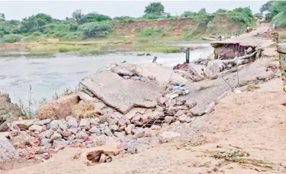 નદી પર કોઝવે ધોવાઈ જવાથી 40 જેટલા ગામોનો વાહન વ્યવહાર ખોરવાયો 