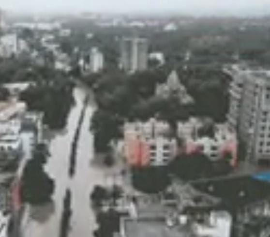 ફિલાડેલ્ફિયા થી ન્યૂયોર્ક શહેર સુધી વ્યસ્ત હાઇવે પર પૂર નું સંકટ