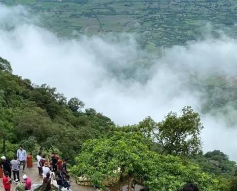 સેલ્ફીના ચક્કરમાં એક યુવાન 300 ફૂટ ઊંડી ખીણમાં ખાબક્યો