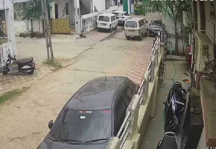 સ્કૂલ વાનના ચાલક દ્વારા સોસાયટીમાં પાર્ક કરેલી ગાડીને એક્સિડન્ટ કરીને ભાગી જવાનો બનાવ 