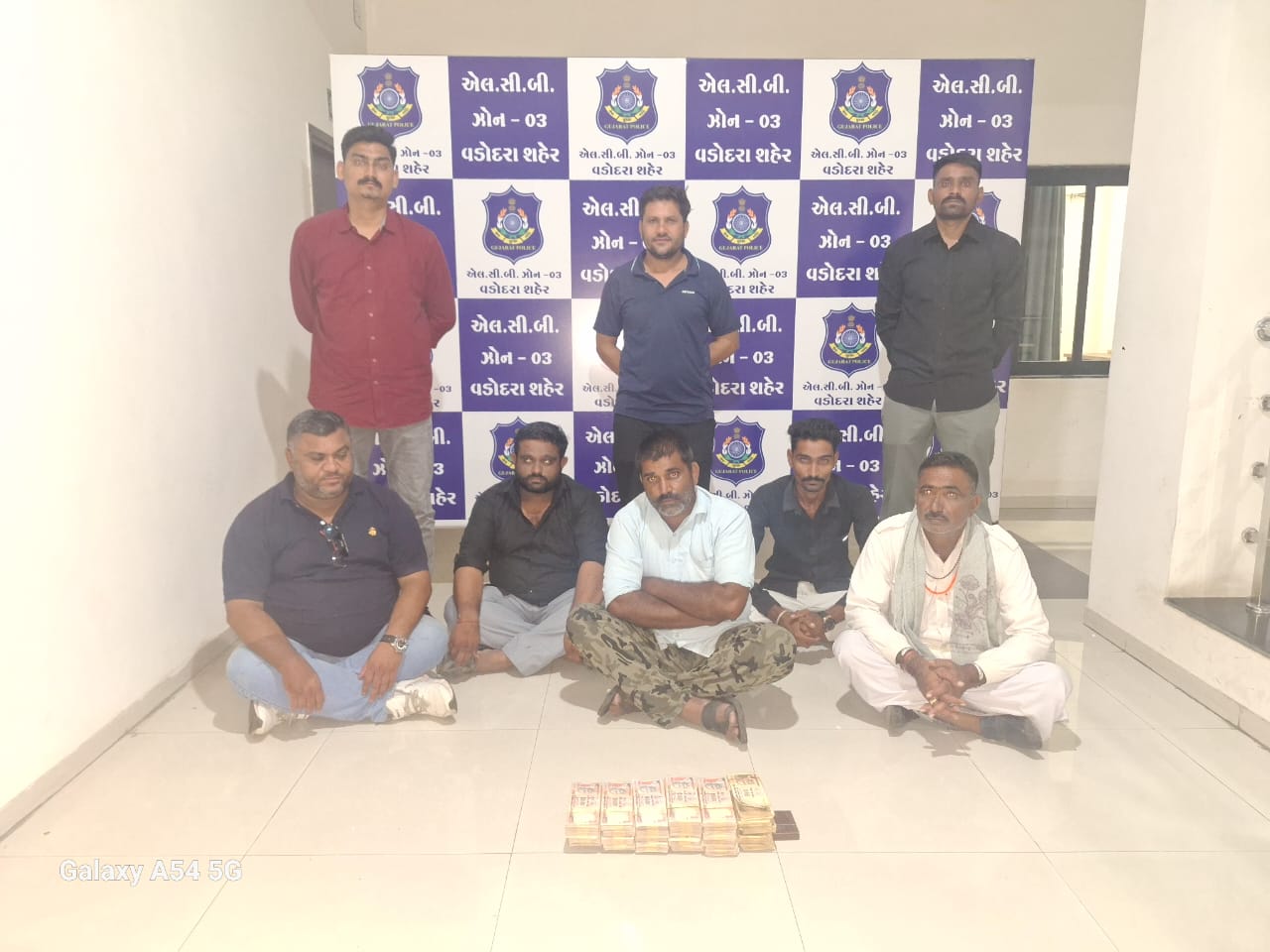 ભારત સરકાર દ્વારા રદ કરાયેલી ચલણી નોટો સાથે ટોળકી ઝડપાઈ