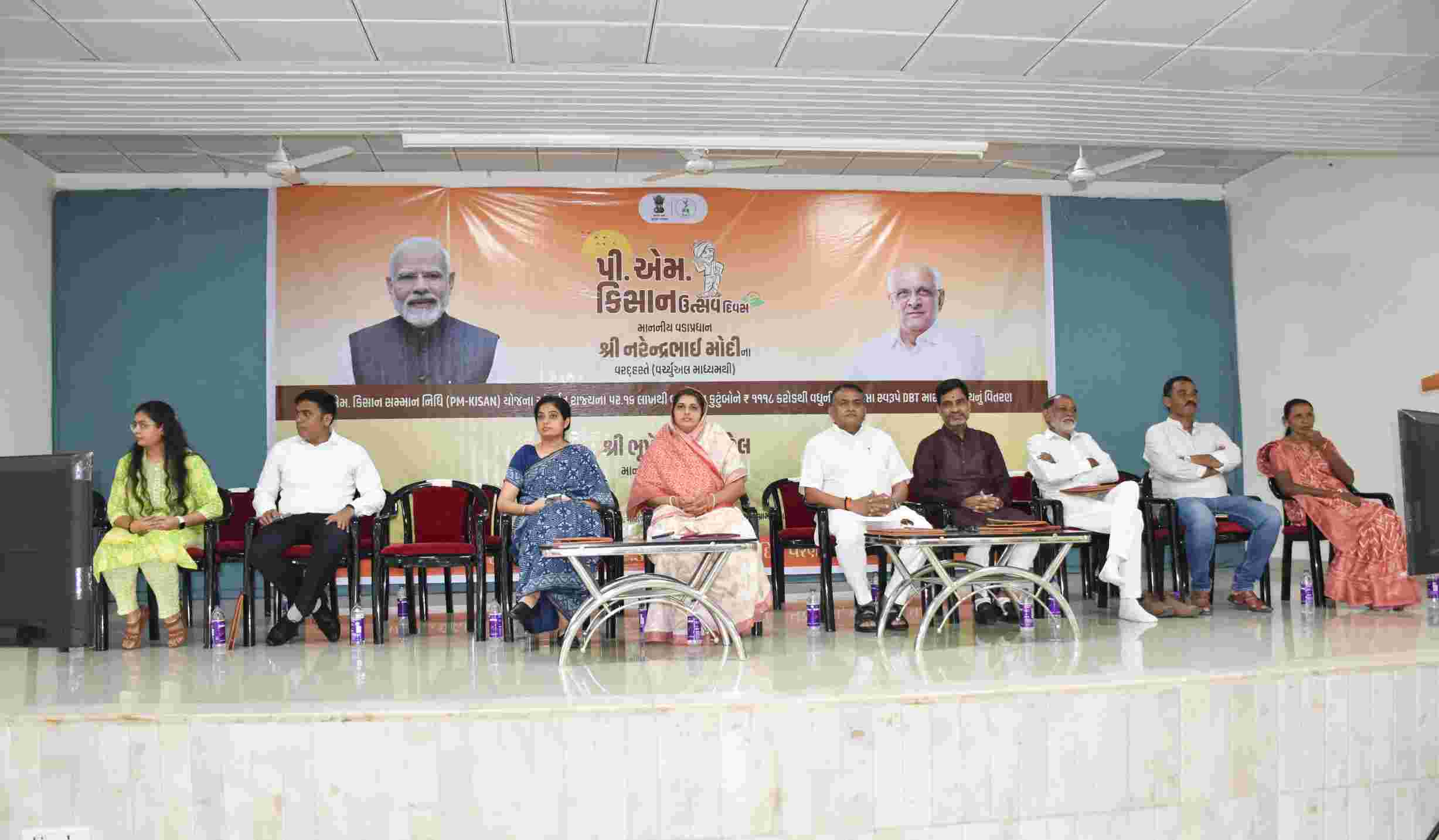 વડોદરામાં ત્રિમંદિર વરણામા ખાતે જિલ્લા પંચાયત પ્રમુખ ગાયત્રીબા મહીડાની ઉપસ્થિતિમાં જિલ્લા કક્ષાનો કાર્યક્રમ યોજાયો