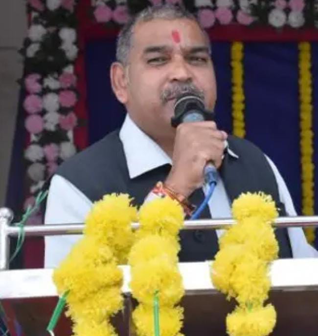 ખાડો જાતે પુરી દો. નાગરિક ધર્મ તો નિભાવો : શિક્ષણમંત્રી કુબેર ડિંડોર