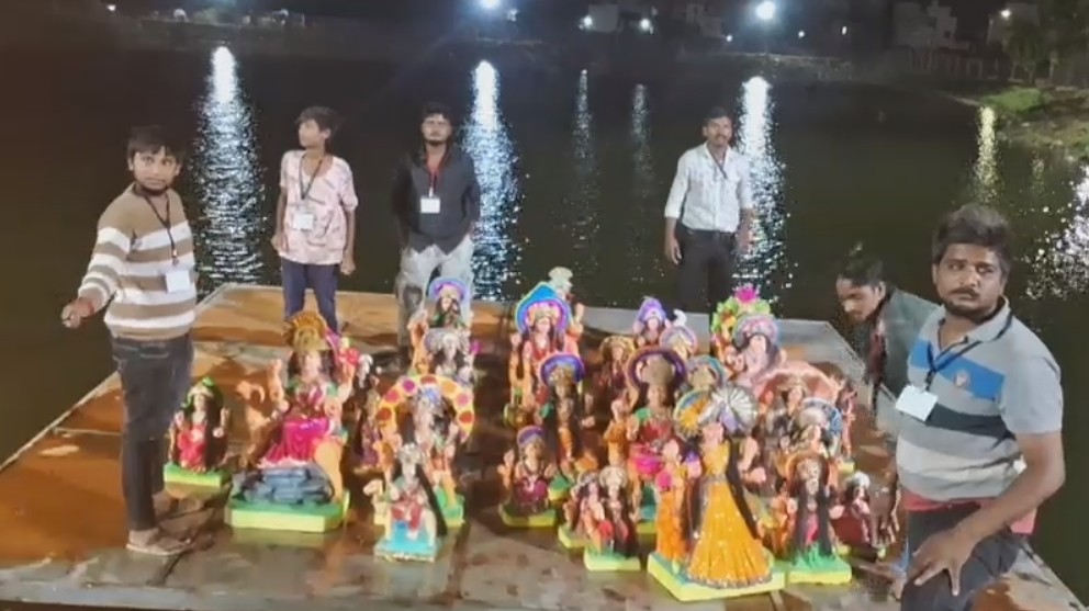 ગોરવા દશામાં તળાવ ખાતે દશામાંની પ્રતિમાનું ભાવવિભોર સાથે વિસર્જન