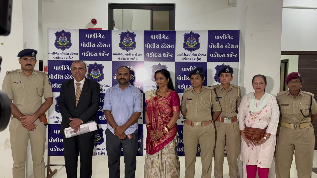 વાઘોડિયા રોડ પર દશામાંની સાંઢણીની આંખમાં ઘી નીકથલું હોવાના ધતિંગનો પર્દાફાશ કરતી વિજ્ઞાન જાથા