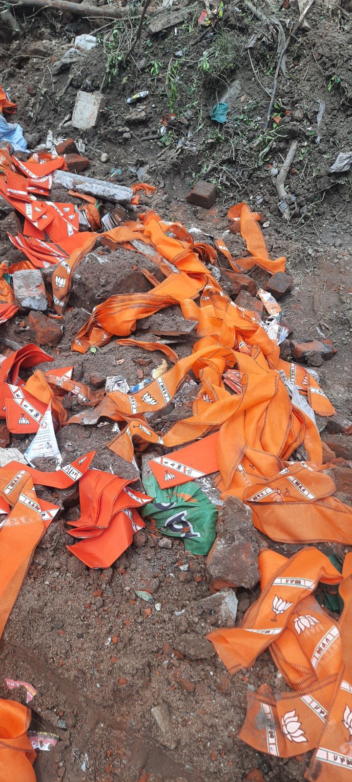 વિશ્વની સૌથી મોટી પાર્ટી ભાજપના ઝંડા અને ખેસ કોઇએ ભૂખી કાંસમાં ફેંકી દીધા