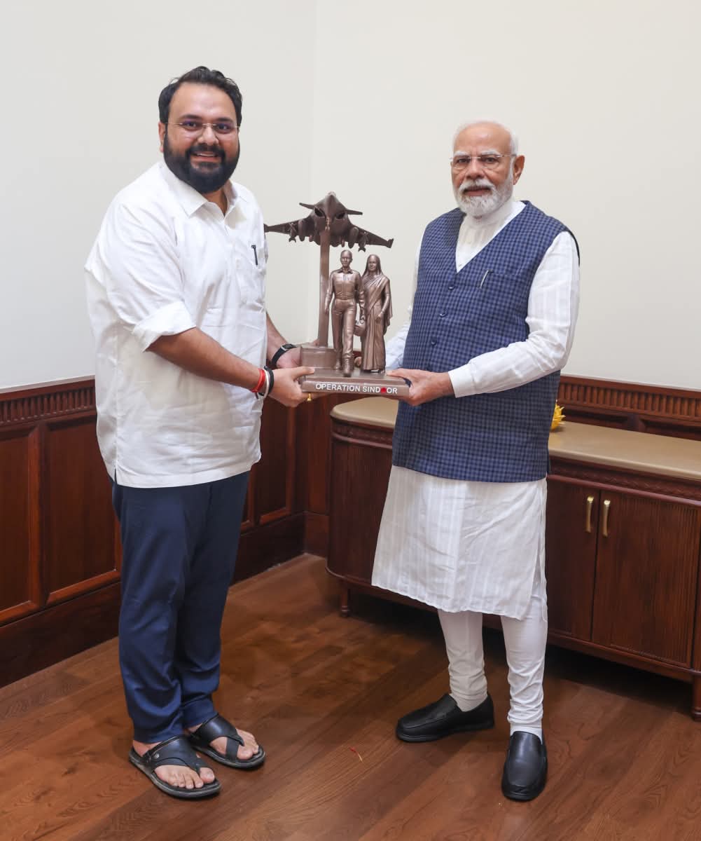 આખરે સાંસદે પ્રધાન સેવકને પણ વડોદરા કલાનગરી તરફથી કલાકૃતિ અર્પણ કરી,જેની પોસ્ટ તેઓએ સોશિયલ પ્લેટફોર્મ ઉપર રવિવારે મુકી હતી.