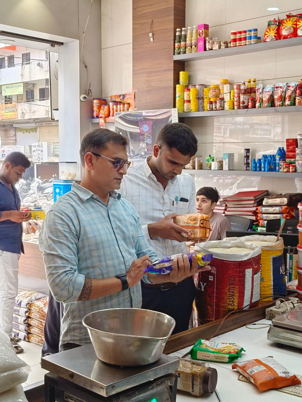 કોર્પોરેશનના ફૂડ વિભાગનો સપાટો, 3 વિક્રેતાને નોટિસ, 30 સ્થળોએ નમુના લેવાયા