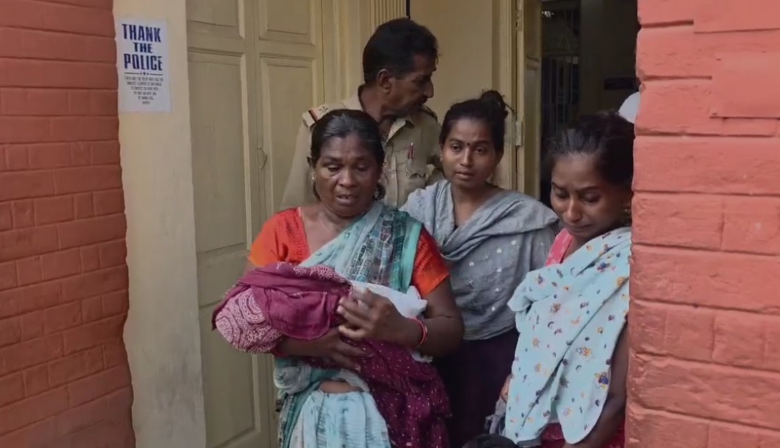 વડોદરા પોલીસની માનવતા મરી પરવારી :મૃત બાળકીને લઈને ગયેલી માતાને પોલીસ સ્ટેશનેથી કાઢી મૂકી