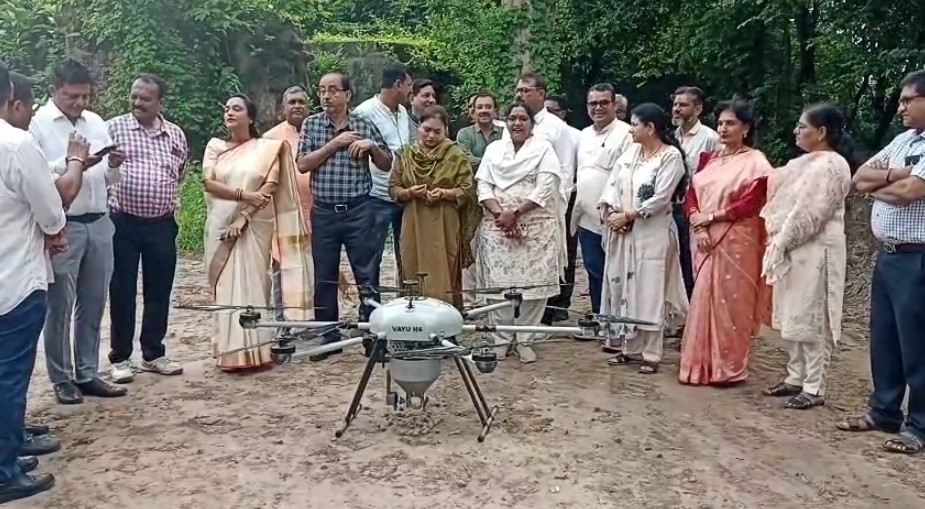વડોદરા મહાનગર દ્વારા ડ્રોન માધ્યમ થી વનીકરણ વૃક્ષારોપણ કાર્યક્રમ