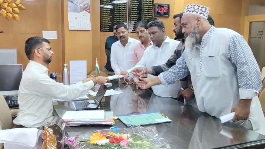 રીક્ષા ચાલક યુનિયન દ્વારા કલેકટર કચેરી ખાતે રિક્ષા ચાલકોના પ્રશ્નોની રજૂઆત કલેકટરને આવેદનપત્ર આપી કરી        