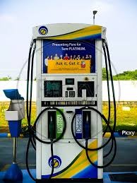 પેટ્રોલ પમ્પ મશીનના હુકમાં લટકાવેલા પર્સમાંથી 35000 ની ચોરી