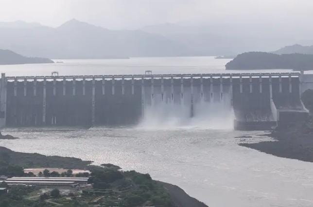 પાણીની આવકમાં ઘટાડો થતા ડેમમાંથી બપોરે ૧ વાગ્યાથી પાણી છોડવામાં ઘટાડો 