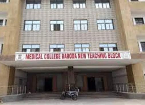 બરોડા મેડિકલ કોલેજની હોસ્ટેલની ચાર બિલ્ડિંગ રહેવા માટે ભયજનક: ડિમોલિશન માટેનો  હુકમ  થયો