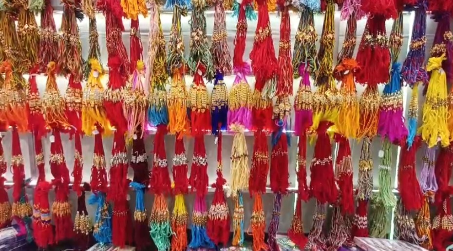 અવનવી રાખડીઓમાં ખાટુ શ્યામની રાખડીએ આકર્ષણ જમાવ્યું