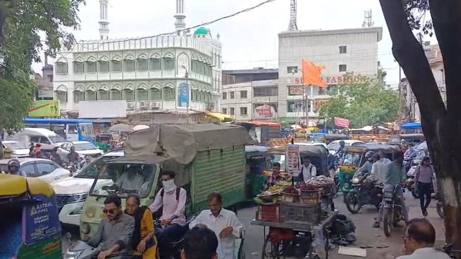 પદ્માવતી શોપિંગ સેન્ટરથી લહેરીપુરા રોડ પર આડેધડ દબાણોને લઈને ટ્રાફિક જામના દ્રશ્યો જોવા મળ્યા