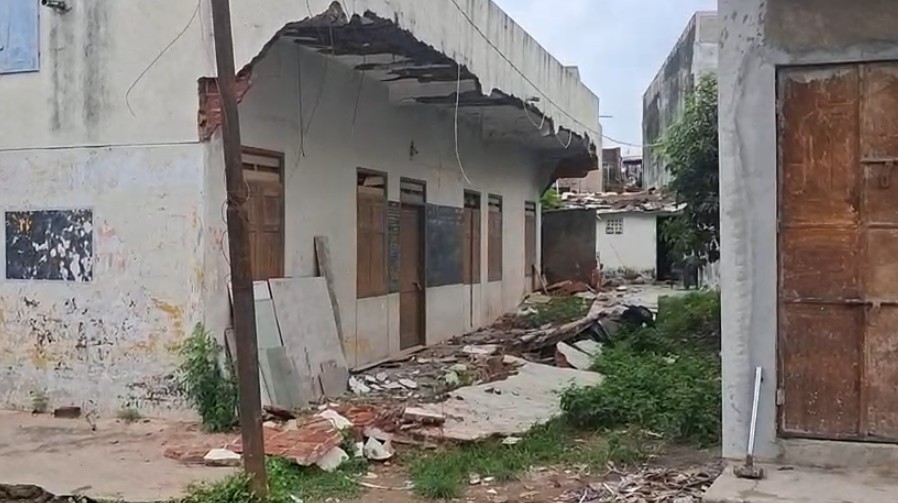 ભાયલીમાં ગૃહ વિકાસ સહકારી મંડળીની ખખડધજ ઇમારતની દિવાલ રાત્રે ધરાશાયી