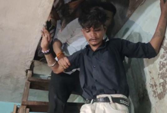 લોકોએ પોલીસની હાજરીમાં ચોરોને મેથીપાક ચખાડ્યો:બે તસ્કર બંધ ઘરમાં ઘૂસ્યા ને પરિવાર આવી ગયો