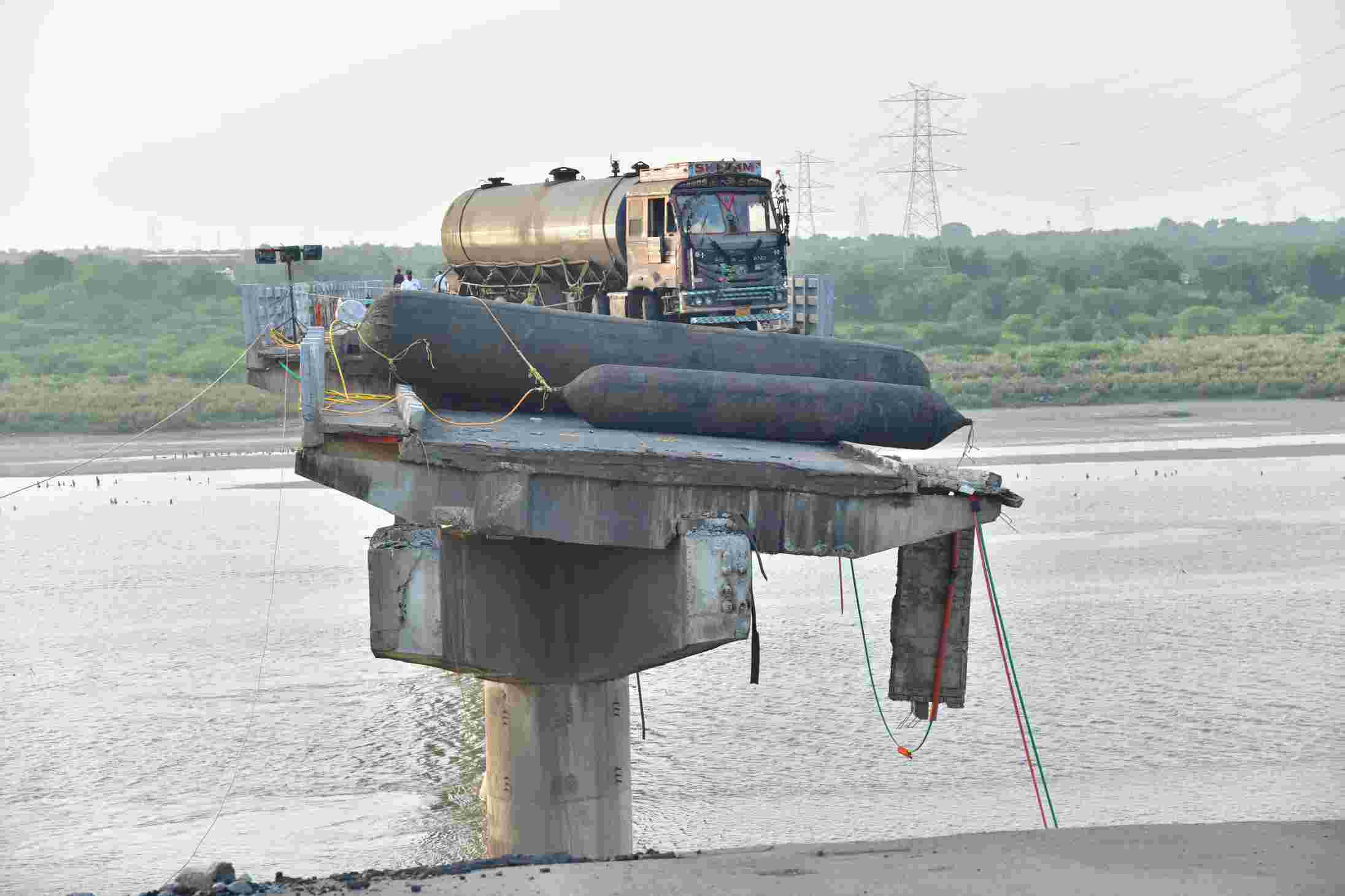 ગંભીરા બ્રિજ પર લટકી રહેલા ટેન્કરને 2 બૂલન દ્વારા હેમખેમ બ્રિજ પર લવાયું 