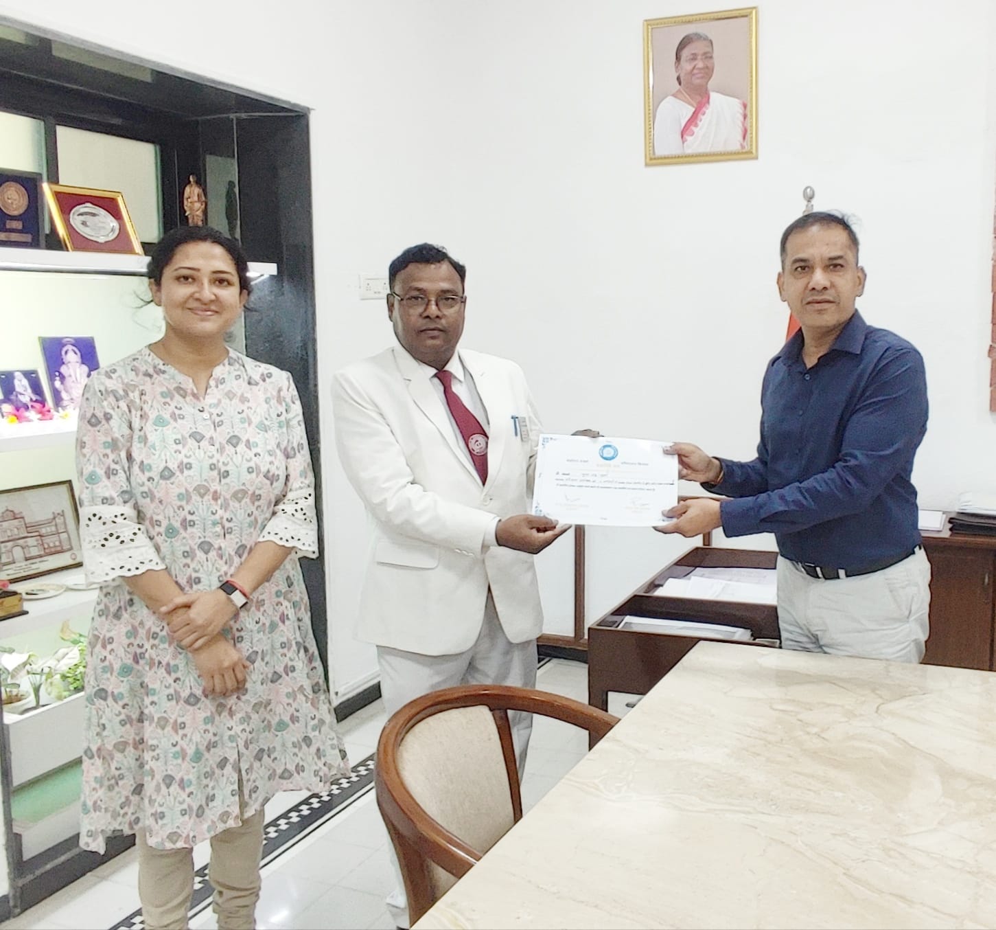 રેલ સંરક્ષામાં ઉત્કૃષ્ટ કાર્ય બદલ વડોદરા મંડળના બે કર્મચારીઓને સન્માનિત કરવામાં આવ્યા