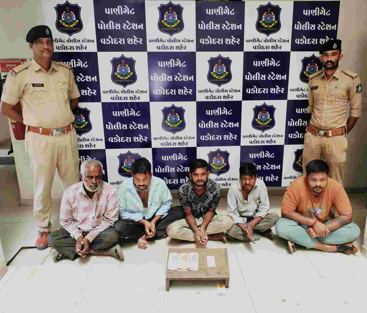 ઝૂંપડા પાસે ખુલ્લામાં જુગાર રમતા પાંચ જુગારીયાઓ ઝડપાયા