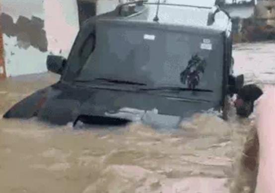 કિન્નૌરના તાંગલિંગમાં પર્વત પરથી ખડકો અને કાટમાળનું પૂર નીચે રસ્તા પર પડ્યું