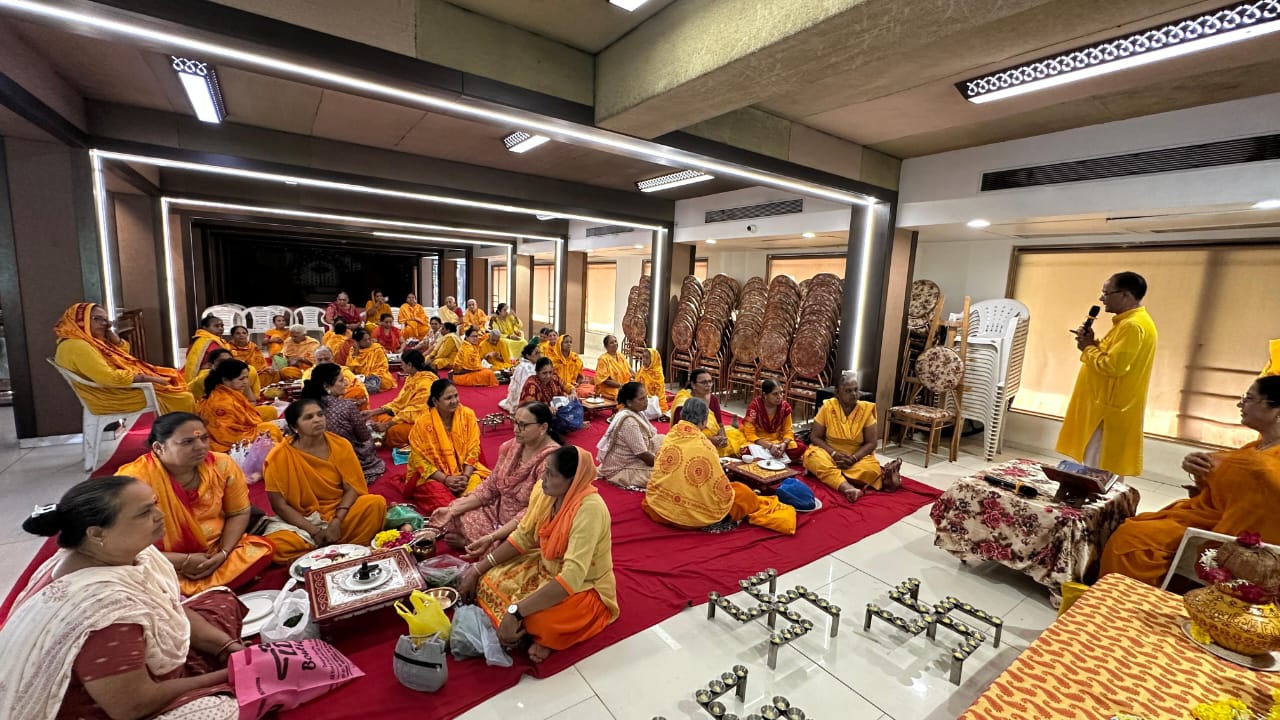 અખિલ વિશ્વ ગાયત્રી પરિવાર દ્વારા પ્રજ્ઞા પુત્રી અને વરિષ્ઠ કાર્ય કર્તા સુવર્ણાબેન દિક્ષિત કુશળતા અને પ્રતિભા દ્વારા યજ્ઞ સંસ્કારો સંપન્ન