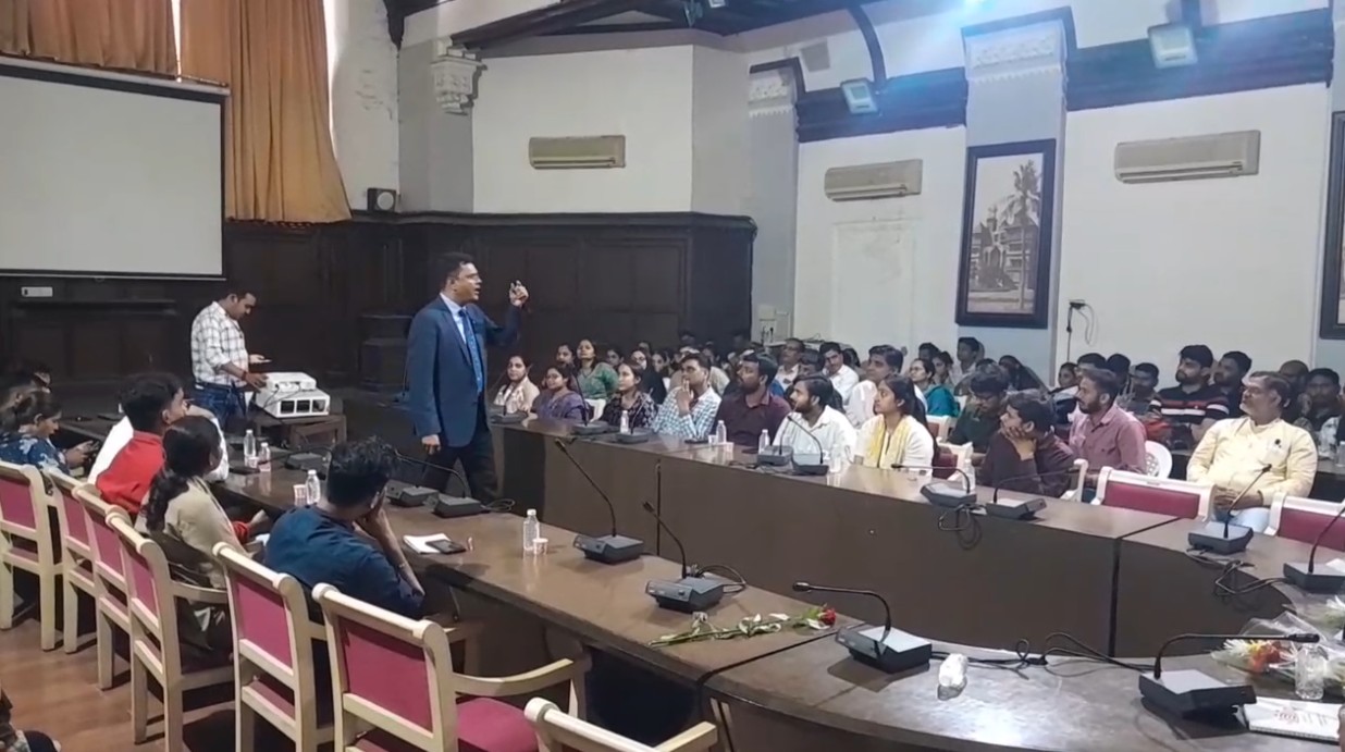 આધાર કાર્ડની સિસ્ટમમાં અપડેટ આવતા જન સેવા કેન્દ્રના અધિકારીઓ દ્વારા કર્મચારીઓને તાલીમ આપવામાં આવી  