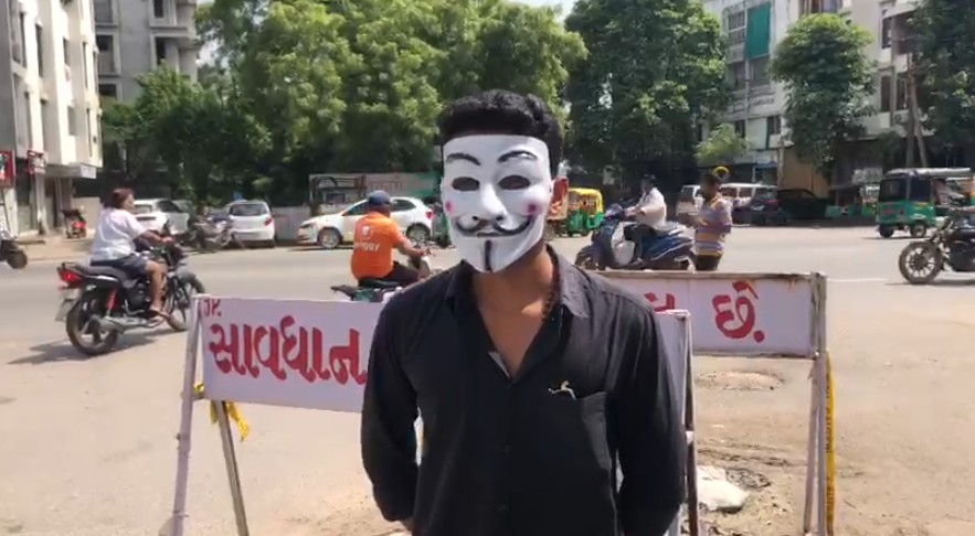 વોર્ડ ૧૦ માં પડેલા ખાડાને લઈને વિરોધ કરતો માસ્ક મેન