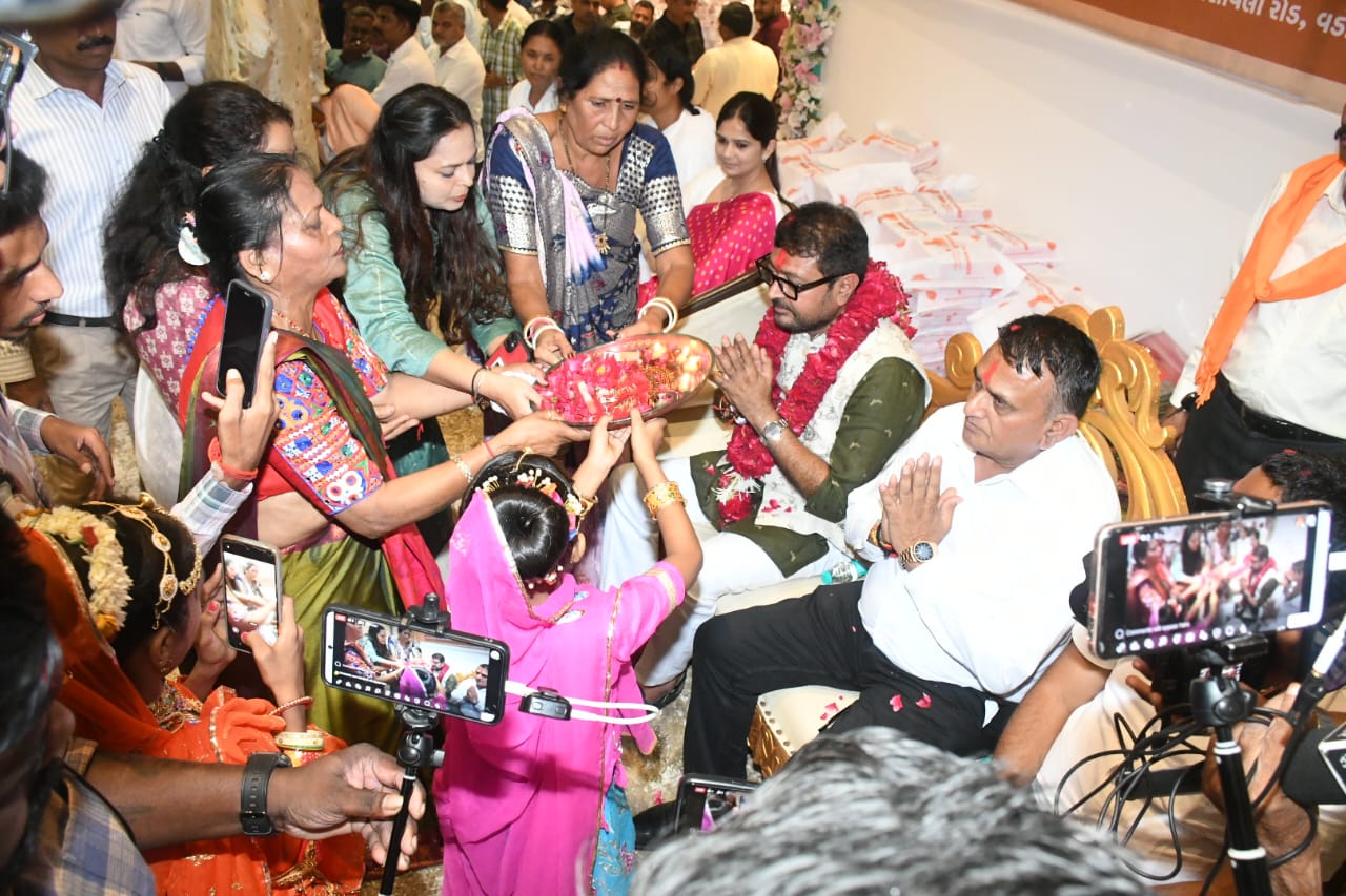 ધારાસભ્ય ધર્મેન્દ્રસિંહ વાઘેલા દ્વારા બહેનો સાથે રાખડી બાંધી રક્ષાબંધન પર્વની ઉજવણી કરવામા આવી,