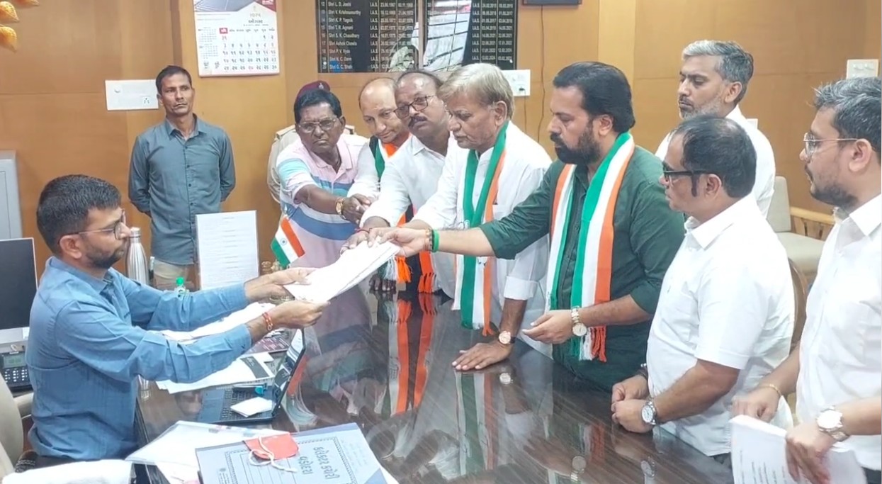 મહાનગર પાલિકાની ચૂંટણીને લઈને વડોદરાના કલેકટરને આવેદનપત્ર 