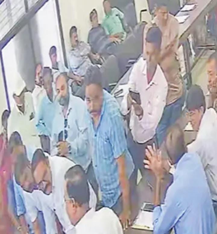 ખંભાત નગરપાલિકાની સામાન્ય સભા તોફાની બની: ખૂરશી-ટેબલો ઉછળ્યા