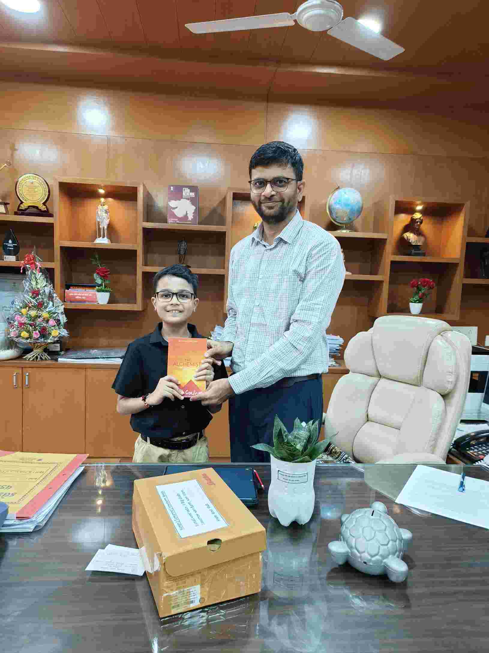 મુખ્યમંત્રી ભૂપેન્દ્ર પટેલ દ્વારા રાષ્ટ્રભાવનાનું ઉત્તમ ઉદાહરણ પૂરું પાડનાર વડોદરાના ૧૦ વર્ષીય બાળક અંશનું સન્માન