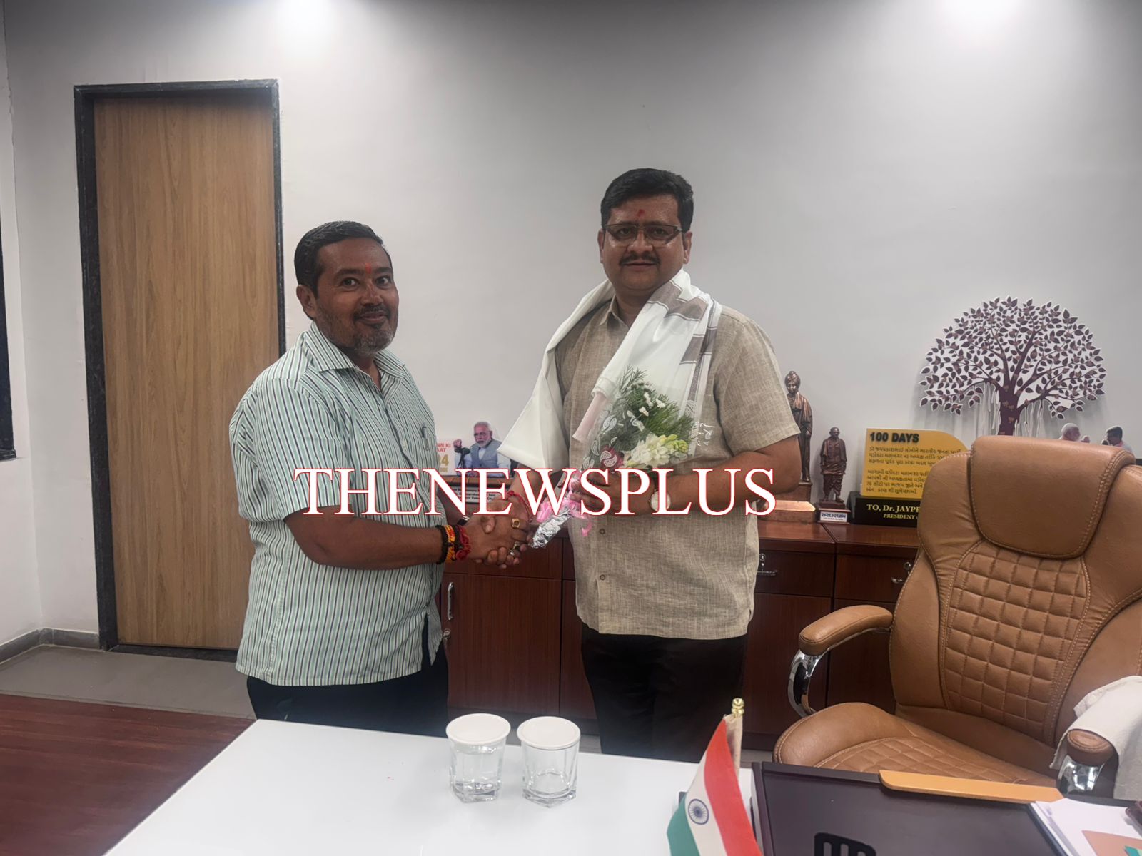 વડોદરા શહેર પ્રમુખ ₹120 ની શાલ અને બુકેમાં પણ ખુશ...