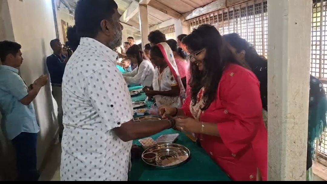 સેન્ટ્રલ જેલ ખાતે રક્ષાબંધન પર્વ મનાવાયો: લાગણી સભર દ્રશ્યો સર્જાયા