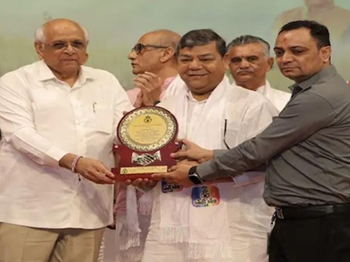 ખેતીવાડી બેન્કમાં વડોદરા જિલ્લાએ સૌથી વધુ સેવિંગ એકાઉન્ટ ખોલતા મુખ્યમંત્રીના હસ્તે બે એવોર્ડ મળ્યા