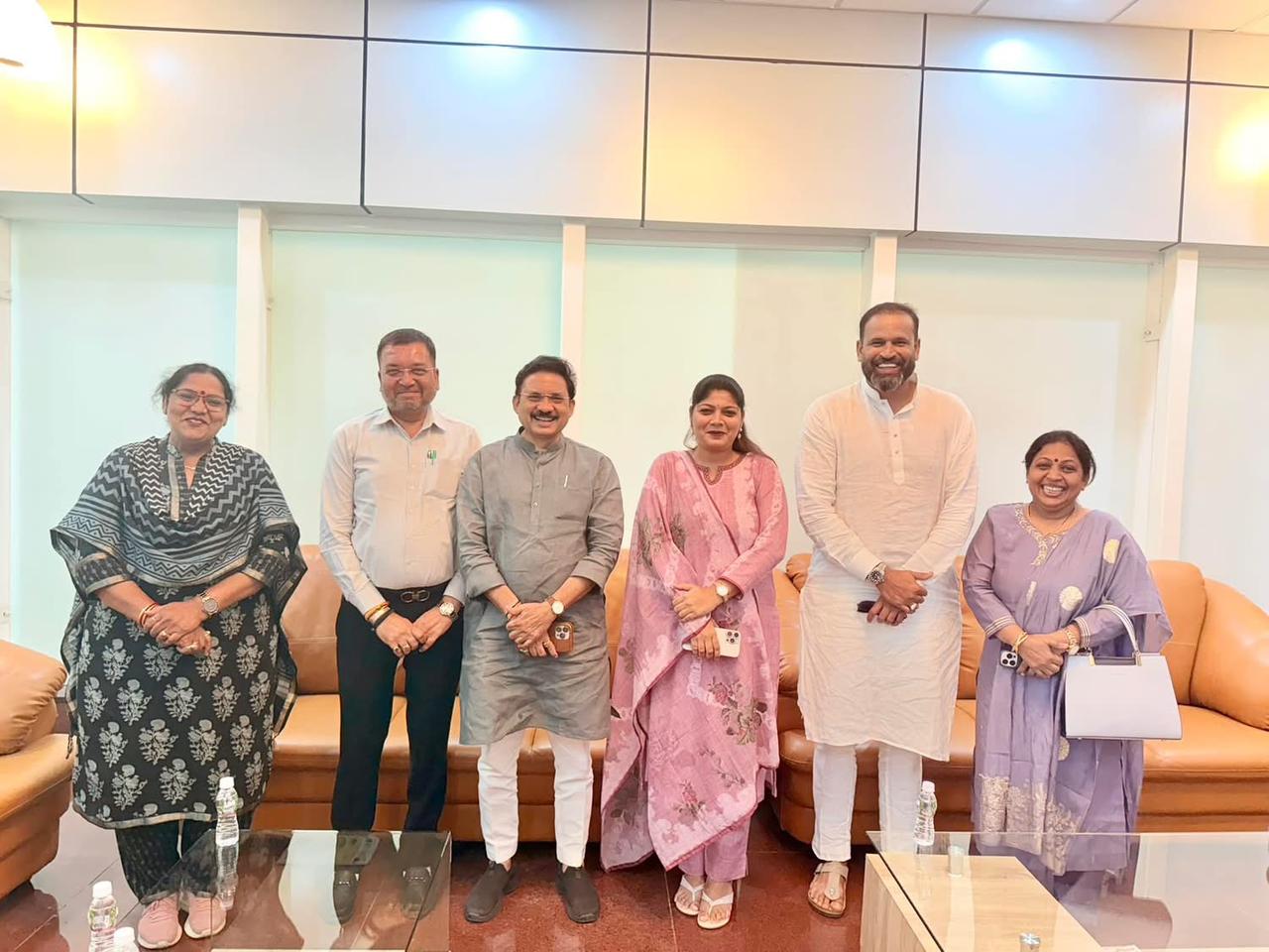 મંચ ઉપર લડાઈ પણ પડદાની પાછળ મિત્રતા