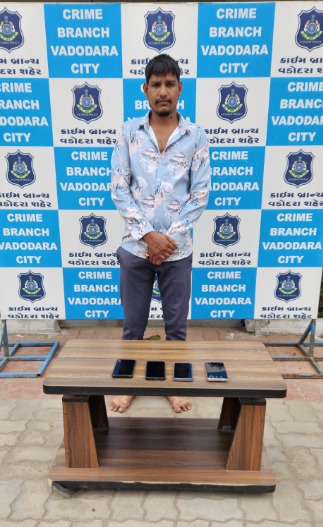 બસમાં ભીડનો લાભ લઇને મુસાફરોના ફોનની ચોરી કરનારો તસ્કર ઝડપાયો