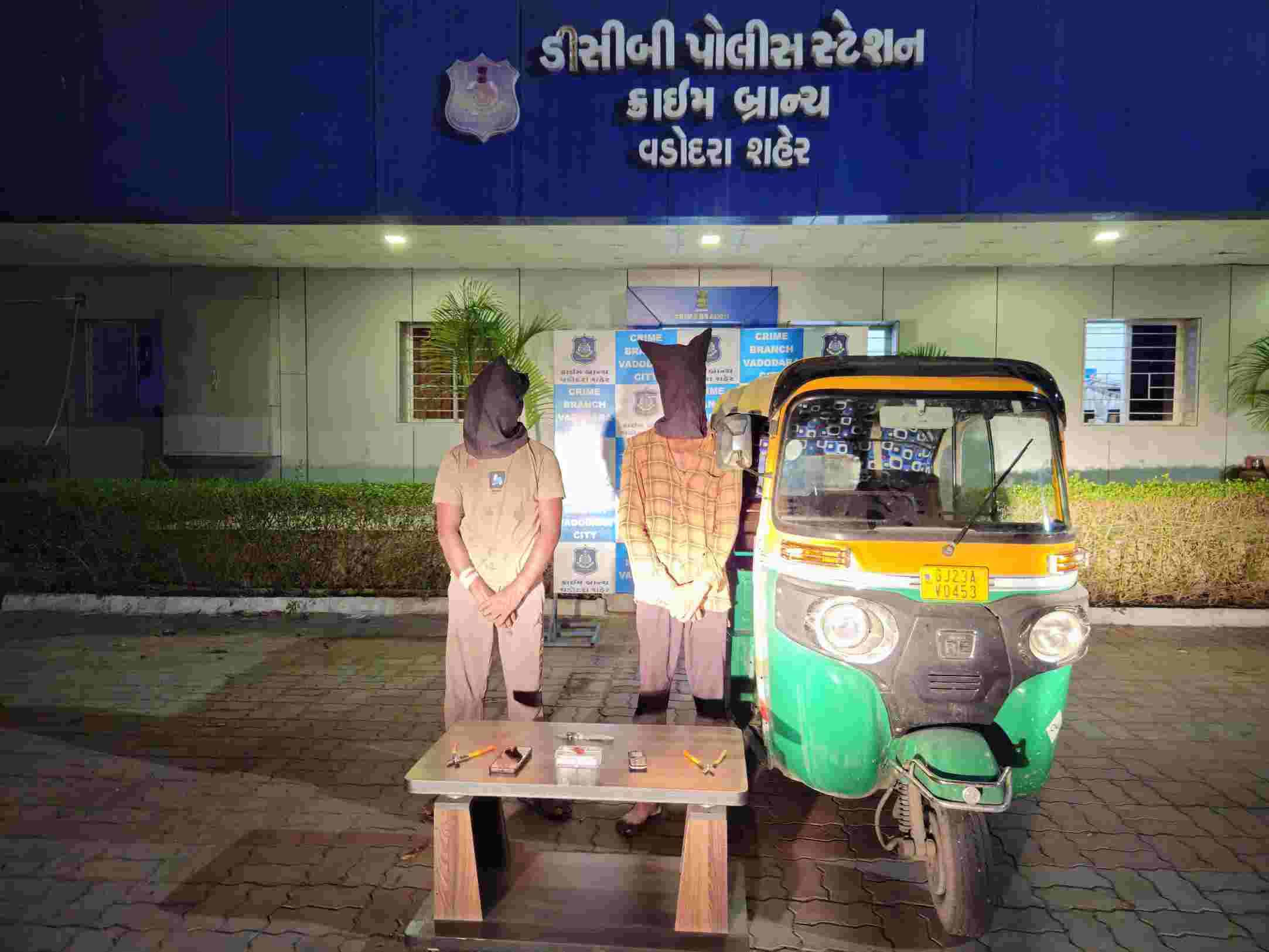 રિક્ષામાં બેસાડીને મુસાફરોની ચેઇન તોડતા 2 ઝડપાયા