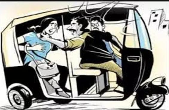 રિક્ષામાં મહિલાનો અછોડો કટરથી કાપી લેનારા બે લૂંટારા પકડાયા