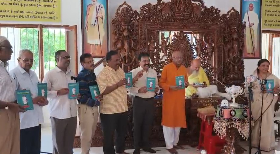 લાલબાગ જૈન સંઘ ખાતે મહુડીના બુધ્ધિસાગરસુરી મહારાજની પુસ્તકનું વિમોચન ગચ્છાધિપતિ આચાર્ય ધર્મધુરંધરસુરી મહારાજે કર્યું