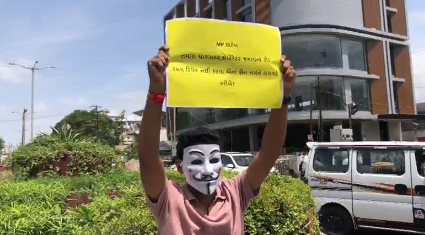વડોદરા સાંસદના નિવેદન બાદ માસ્ક મેનનો પોસ્ટર સાથે વિરોધ પ્રદર્શન 