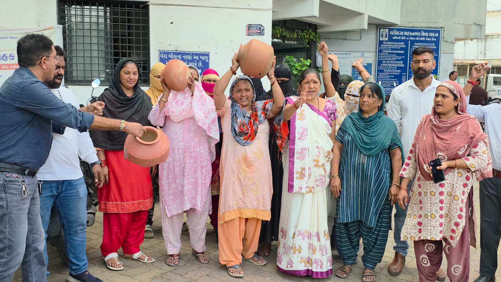 વોર્ડ 7 મા 2 મહિનાથી પીવાના પાણીની સમષ્યા ચાલતા આજ રોજ સ્થાનિક રહીશો દ્વારા વોર્ડ કચેરીએ માટલા ફોડી વિરોધ નોંધાયો