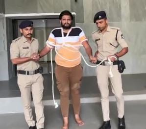 રીબડામાં ફાયરિંગ કરાવનાર આરોપી હાર્દિકસિંહ જાડેજાને દોરડા વડે બાંધીને અમદાવાદ લાવવામાં આવ્યો