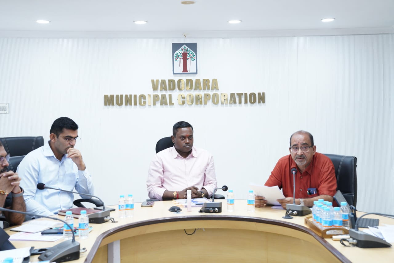 વોર્ડ ઓફિસર સાથે સમિક્ષા કરી ગંદકી કરનારા સામે વધુમાં વધુ દંડ વસુલ કરવા કડક કાર્યવારી કરવા સૂચના