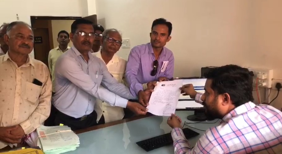 મુવાલ ગામના ખેડૂતોએ વડોદરા કલેક્ટર કચેરી ખાતે આવેદનપત્ર આપ્યું 